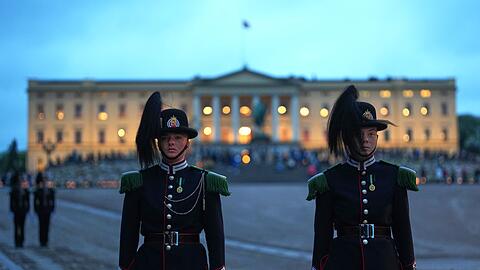 Am Schloss in Oslo wird alles f&uuml;r das Staatsbegr&auml;bnis vorbereitet.