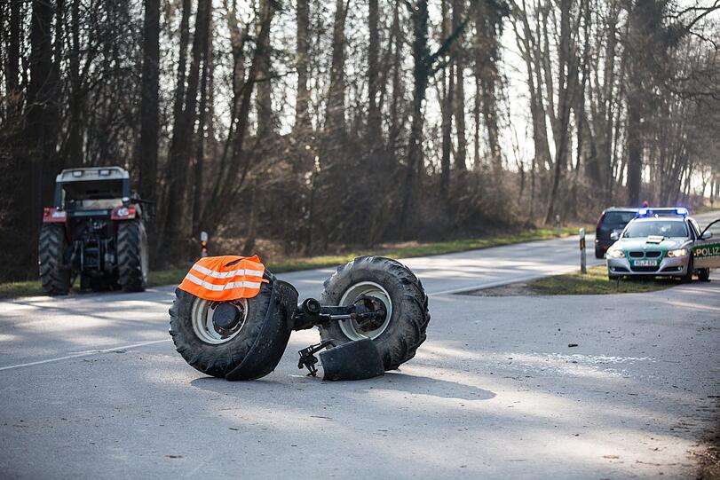 Der Zusammenstoß zwischen dem Transporter und dem Traktor war so heftig, dass die Achse des Traktors rausgerissen wurde und auf der Straße liegenblieb.