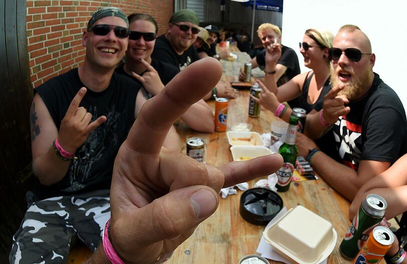 Die Vorbereitungen laufen auf Hochtouren. Am Donnerstag beginnt das legendäre Heavy-Metal-Festival in Wacken - bereits zum 25. Mal. Die ersten Metal-Fans sind auch schon da. Die ersten Bilder von Wacken 2014!