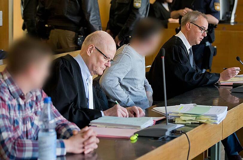 Vor dem Aschaffenburger Landgericht müssen sich der Mörder von Rebecca und dessen "Helfer" verantworten.