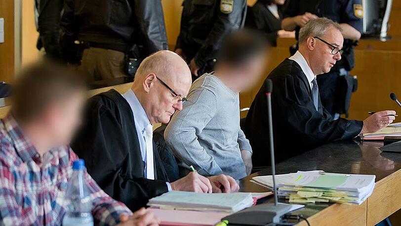 Vor dem Aschaffenburger Landgericht müssen sich der Mörder von Rebecca und dessen "Helfer" verantworten. Vor dem Aschaffenburger Landgericht müssen sich der Mörder von Rebecca und dessen "Helfer" verantworten.