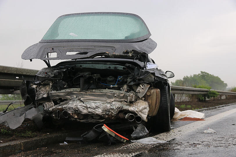 Völlig demoliert kam der Porsche an der Leitplanke zum Stehen.