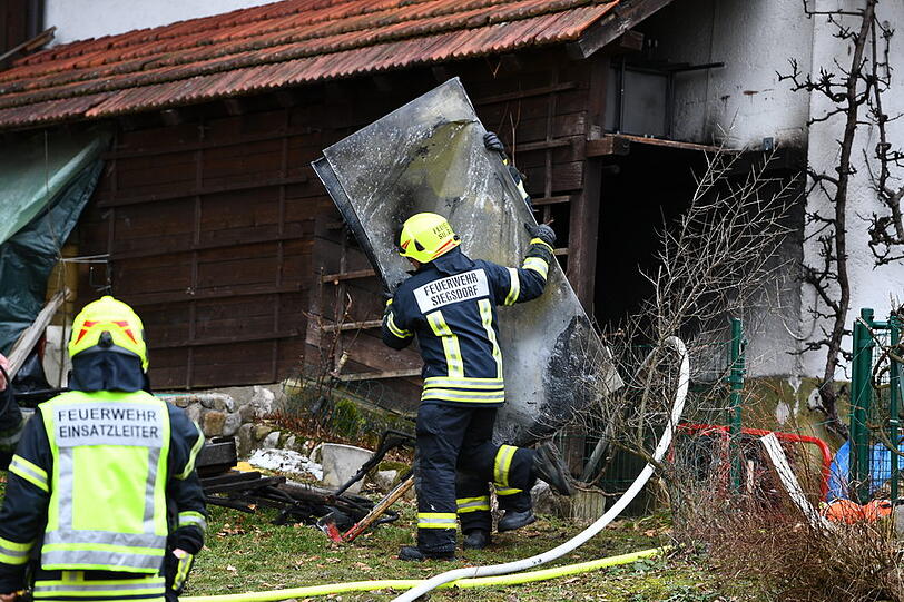 Der Sachschaden beträgt 35.000 Euro - die Ursache für den Kellerbrand ist derzeit noch unklar. Die Bilder vom Feuerwehreinsatz.