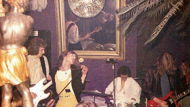 Und hier im gelben Schlaghosen-Overall mit seiner Band im "Mandys Club" auf der Bühne. Und hier im gelben Schlaghosen-Overall mit seiner Band im "Mandys Club" auf der Bühne.