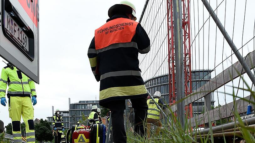Bis zur Übergabe an die Einsatzkräfte versorgten Arbeitskollegen den Verletzten in einer acht Meter tiefen Baugrube.