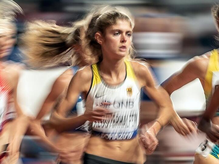 Ausnahmeläuferin Konstanze Klosterhalfen hat bei der Leichtathletik-WM in Doha Bronze über 5000 Meter gewonnen.
