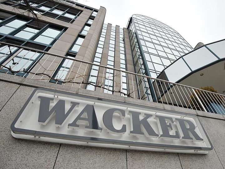 Das Firmenlogo der Wacker Chemie AG ist vor der Firmenzentrale in München (Bayern) zu sehen. Foto: Andreas Gebert/Archiv