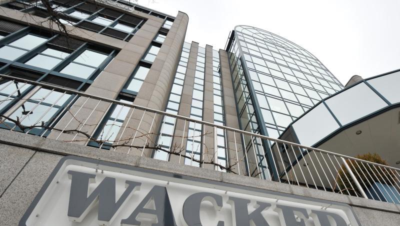 Das Firmenlogo der Wacker Chemie AG ist vor der Firmenzentrale in München (Bayern) zu sehen. Foto: Andreas Gebert/Archiv Das Firmenlogo der Wacker Chemie AG ist vor der Firmenzentrale in München (Bayern) zu sehen. Foto: Andreas Gebert/Archiv