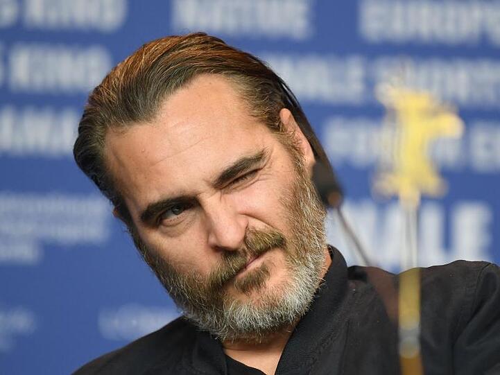 Joaquin Phoenix gutgelaunt auf der Berlinale.