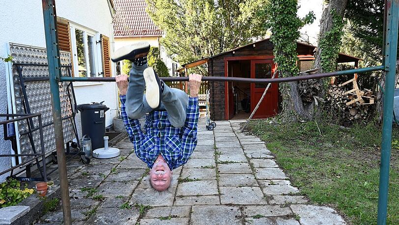 Sein Fit-Trick? Turnen an der Teppichstange! Franz Xaver Kroetz zeigt daheim in Obermenzing, wie gut er drauf ist. Sein Fit-Trick? Turnen an der Teppichstange! Franz Xaver Kroetz zeigt daheim in Obermenzing, wie gut er drauf ist.