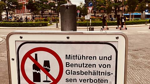 Mit diesen Schildern weist die Stadt auf das geltende Glasflaschenverbot hin.