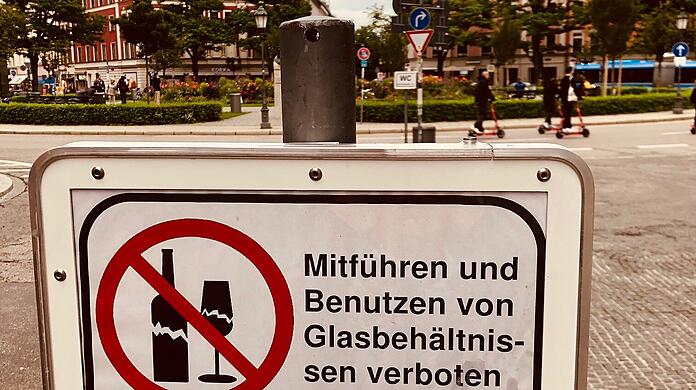 Mit diesen Schildern weist die Stadt auf das geltende Glasflaschenverbot hin.
