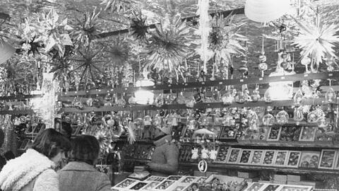 1977 auf dem Christkindlmarkt: Na, welches Sternderl darf's denn sein? Oder vielleicht doch ein paar neue Christbaumkugeln?