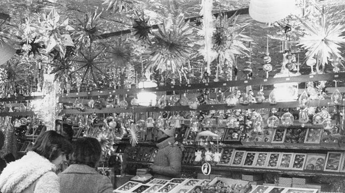 1977 auf dem Christkindlmarkt: Na, welches Sternderl darf's denn sein? Oder vielleicht doch ein paar neue Christbaumkugeln?