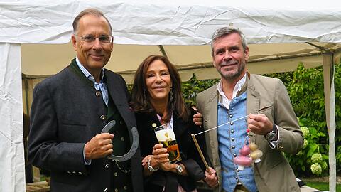 Hufeisenwerfen oder Entenangeln: In diesen Disziplinen versuchten sich auch Augustiner-Chefin Catherine Demeter und ihr Bald-Ehemann Alexander Triebnigg (l.) sowie Martin Liebhäuser (EHW-Stiftung).