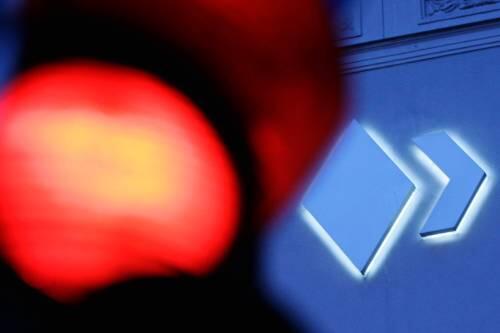 Eine rote Ampel vor dem Logo der Bayerischen Landesbank: Die Finanzkrise hat das Geldhaus schon knapp 5 Milliarden Euro gekostet.