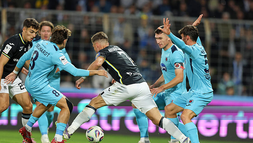 Florian Niederlechner hätte gegen Köln einen Foulelfmeter bekommen müssen, meint Teamkollege Kevin Volland.