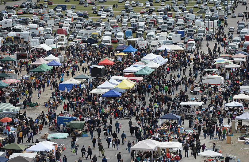 Bayerns gr&ouml;&szlig;ter Flohmarkt mit bis zu 2500 St&auml;nden findet ein Mal im Jahr im April auf der Theresienwiese statt.