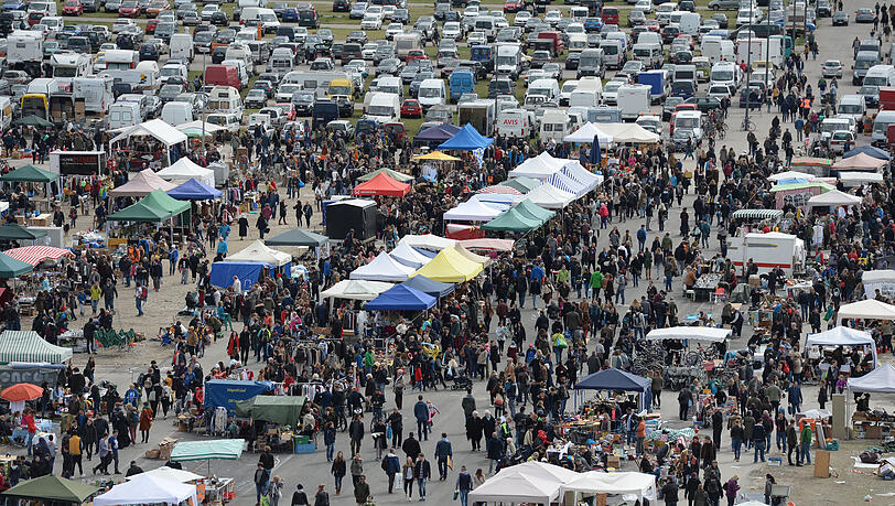 Bayerns gr&ouml;&szlig;ter Flohmarkt mit bis zu 2500 St&auml;nden findet ein Mal im Jahr im April auf der Theresienwiese statt.