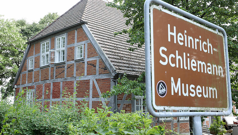 Das ehemalige Pfarrhaus, Elternhaus von Troja-Entdecker Heinrich Schliemann (1822-1890), würdigt seit 1986 als Heinrich-Schliemann-Museum den bekanntesten Archäologen Deutschlands. Das ehemalige Pfarrhaus, Elternhaus von Troja-Entdecker Heinrich Schliemann (1822-1890), würdigt seit 1986 als Heinrich-Schliemann-Museum den bekanntesten Archäologen Deutschlands.