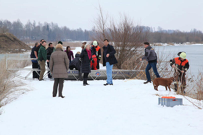 Sie war ihrem Hund hinterher gelaufen - aber das Eis auf dem Höglinger Weiher war zu dünn. Die Frau bracht ein und musste von Rettungskräften geborgen werden. Die Bilder.