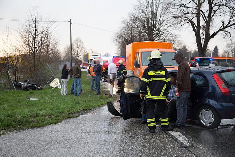 Weil ein Autofahrer (84) ein Motorrad übersehen hat, kommt es bei Ainring zu einem schweren Verkehrsunfall. Der Motorradfahrer wird schwer verletzt, seine Sozia, eine 20-jährige Schülerin, stirbt.