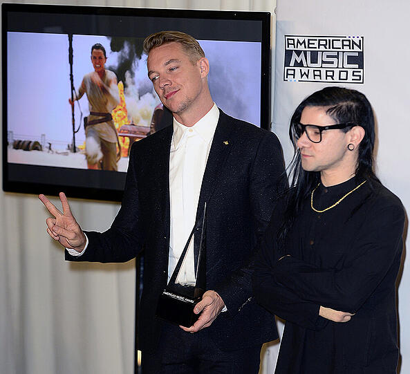 Die DJs Diplo (l) und Skrillex mit ihrem Award für die Kollaboration des Jahres
