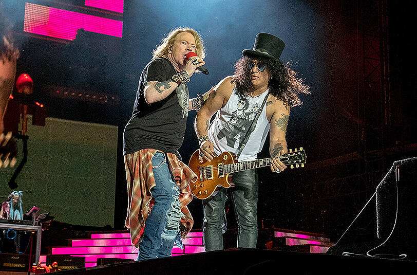 In Amerika bereits gefeiert: Axl Rose und Slash von Guns n' Roses bei einem Auftritt ihrer "Not in a Lifetime"-Tour in Chicago.