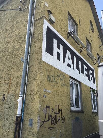 Halle 6 im Labor: Hier arbeiten acht professionelle Künstler. Wer mag, kann reinschauen.