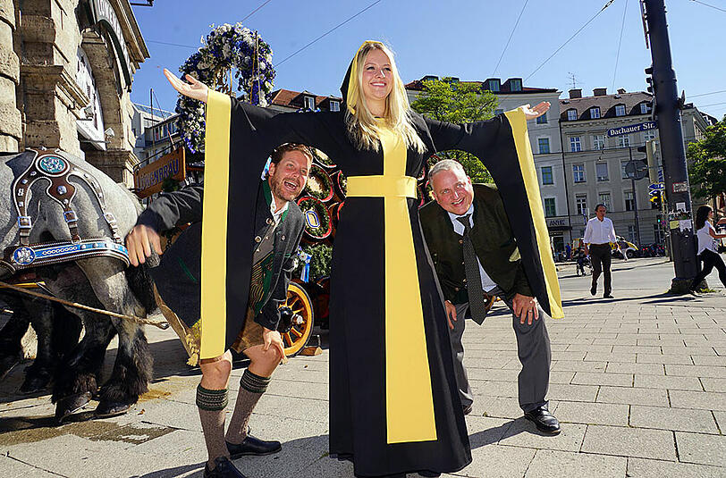 Sieh an: Bei Philip Greffenius (li.) und Christian Schottenhamel startet das Oktoberfest mit dem Segen von Münchner Kindl Viktoria Ostler einen Tag früher.