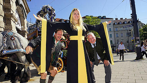 Sieh an: Bei Philip Greffenius (li.) und Christian Schottenhamel startet das Oktoberfest mit dem Segen von Münchner Kindl Viktoria Ostler einen Tag früher.