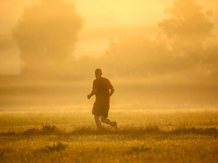 Ein Jogger nutzt die kühlen Morgenstunden. Es wird heiß.