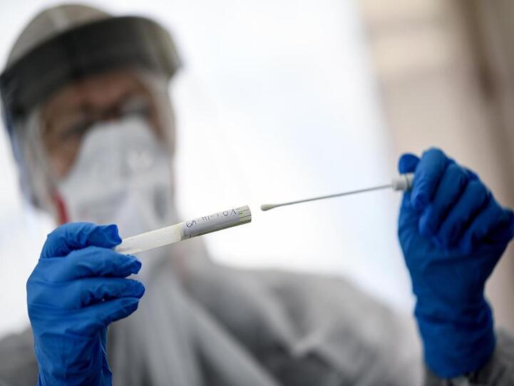 Eine Mitarbeiterin vom Gesundheitsamt hält einen Abstrichstäbchen in der Hand. Foto: Britta Pedersen/dpa-Zentralbild/ZB/Symbolbild