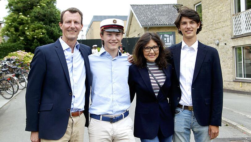 Abschluss bestanden: Prinz Felix ( 2.v.li.) mit seinen Eltern Prinz Joachim und Gräfin Alexandra sowie Bruder Nikolai (re.) Abschluss bestanden: Prinz Felix ( 2.v.li.) mit seinen Eltern Prinz Joachim und Gräfin Alexandra sowie Bruder Nikolai (re.)
