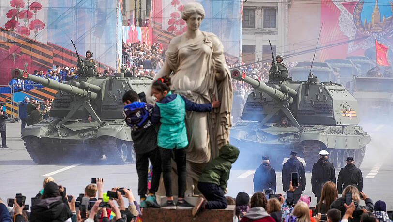 St. Petersburg: Menschen schauen auf selbstfahrende Artilleriefahrzeuge vom Typ Msta-S, die während der Militärparade zum Tag des Sieges auf dem Palastplatz Dvortsovaya rollen. St. Petersburg: Menschen schauen auf selbstfahrende Artilleriefahrzeuge vom Typ Msta-S, die während der Militärparade zum Tag des Sieges auf dem Palastplatz Dvortsovaya rollen.