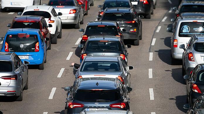Die Fahrzeugdichte auf Deutschlands Straßen ist wieder gestiegen.