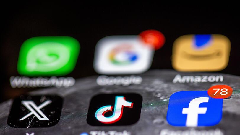 Social Media sind die dominante Freizeitbeschäftigung vieler Kinder und Jugendlicher, doch laut Ifo-Umfrage sind TikTok und Co. einer großen Mehrheit in Deutschland suspekt. (Symbolbild)