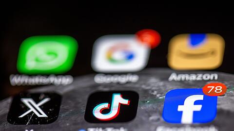 Social Media sind die dominante Freizeitbeschäftigung vieler Kinder und Jugendlicher, doch laut Ifo-Umfrage sind TikTok und Co. einer großen Mehrheit in Deutschland suspekt. (Symbolbild)