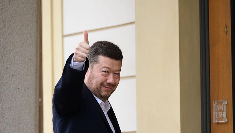 Der Vorsitzende der Partei Freiheit und direkte Demokratie (SPD), Tomio Okamura, begrüßt Fotografen auf seinem Weg zu Präsident Pavel, der ihn zu einer Nachwahlberatung eingeladen hatte.