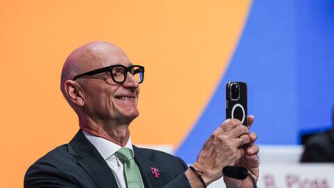 Telekom-Chef Tim H&ouml;ttges peilt Investitionen in neue Rechenzentren an, um den Datenhunger im KI-Zeitalter zu stillen. (Archivbild)