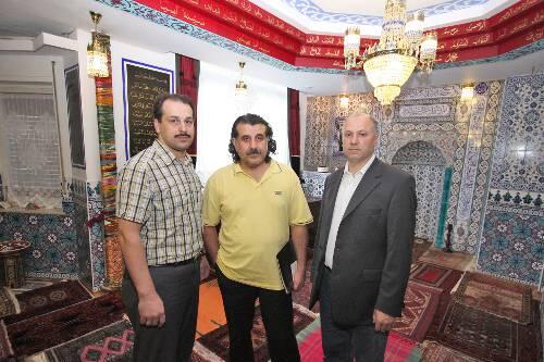 Sind tief erschüttert (v. l.): Talip Iyi, Cemalettin Özdemir und Ali-Nihat Coc von der Nürnberger Begegnungsstube Medina e. V.