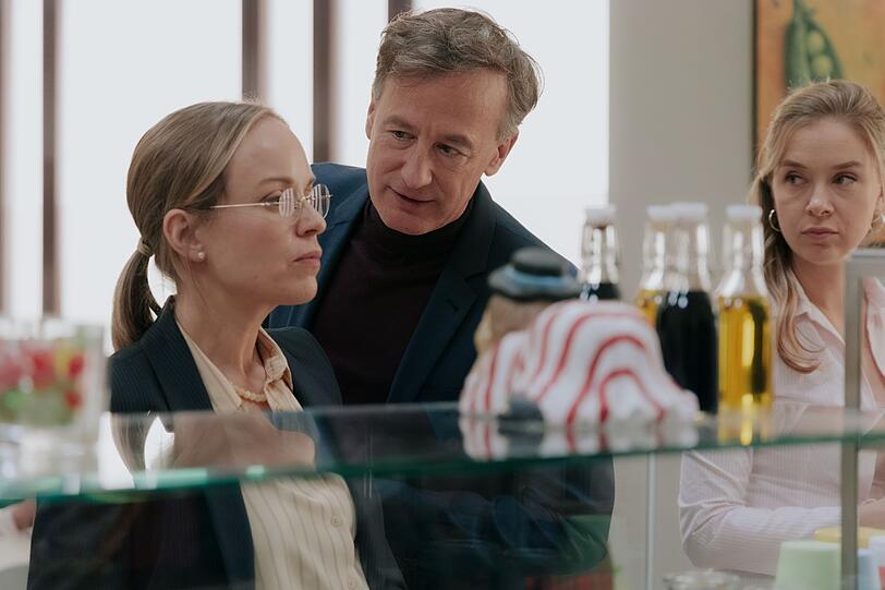 Melissa (Anna Herrmann, rechts) hat so gar keine Lust auf ihren Job. Jetzt hat Amtsleiter Schulenberg (Jan Henrik Stahlberg) aber Ronja (Friederike Kempter) angestellt, damit sie die Abteilung auf Vordermann bringt. Melissa (Anna Herrmann, rechts) hat so gar keine Lust auf ihren Job. Jetzt hat Amtsleiter Schulenberg (Jan Henrik Stahlberg) aber Ronja (Friederike Kempter) angestellt, damit sie die Abteilung auf Vordermann bringt.