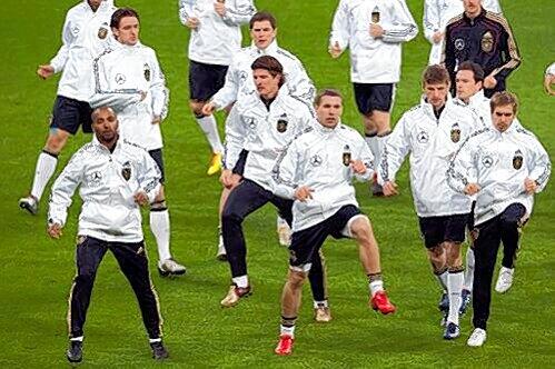 Ein Tänzchen für den Titel? Die deutschen Nationalspieler beim Training in der Allianz Arena.