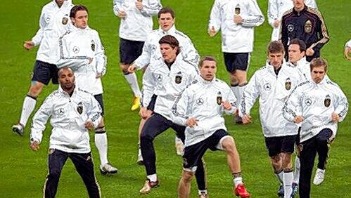 Ein Tänzchen für den Titel? Die deutschen Nationalspieler beim Training in der Allianz Arena. Ein Tänzchen für den Titel? Die deutschen Nationalspieler beim Training in der Allianz Arena.