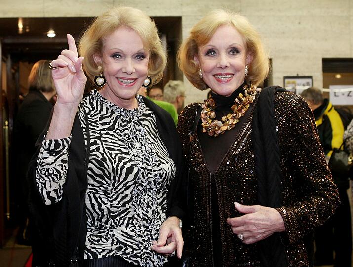 Die Kessler-Zwillinge Ellen (l-r) und Alice Kessler posieren bei der Premiere im Hansa Variete Theater Hamburg (Archivbild vom 28.10.2010).