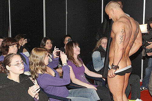 Die Erotikmesse "Eros und Amore" gastiert ein Wochenende lang in München. Für die Besucher gibt's heiße Auftritte von drallen Erotik-Stars. Sehen Sie hier die Bilder von den letzten Messen!
