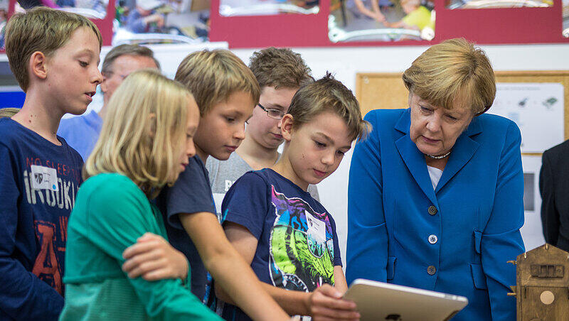 Hoher Buch in Niederbayern: Kanzlerin Angela Merkel besuchte am Freitag ein sogenanntes "MINT"-Projekt in der Grund- und Mittelschule in Buch am Erlbach. Die Bilder vom Merkel-Besuch. Hoher Buch in Niederbayern: Kanzlerin Angela Merkel besuchte am Freitag ein sogenanntes "MINT"-Projekt in der Grund- und Mittelschule in Buch am Erlbach. Die Bilder vom Merkel-Besuch.