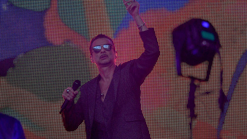 Depeche Mode um Sänger Dave Gahan und Gitarrist Martin Gore begeisterten mit Klassikern und Songs des neuen Albums die Massen im Münchner Olympiastadion.
