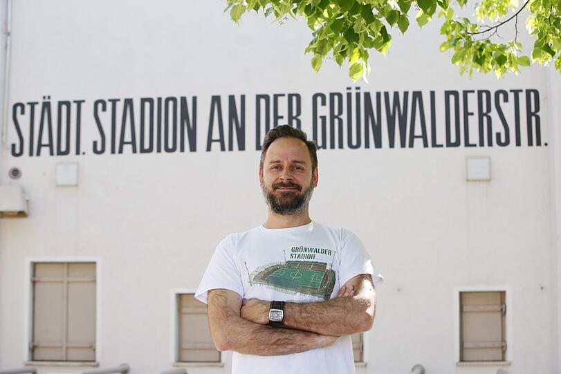 "Alle zwei Wochen ist Festtag in Giesing": Christian Jung mit Stadion-T-Shirt hinter der Stehhalle.