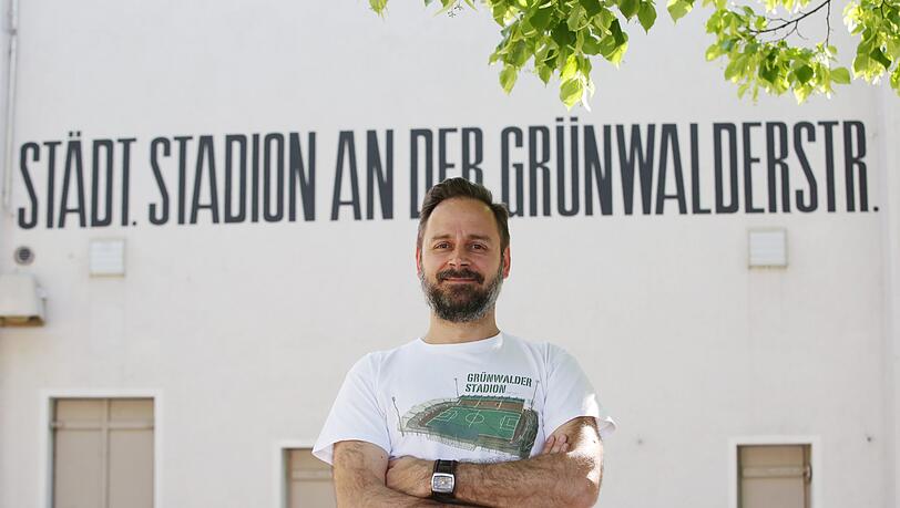 "Alle zwei Wochen ist Festtag in Giesing": Christian Jung mit Stadion-T-Shirt hinter der Stehhalle. "Alle zwei Wochen ist Festtag in Giesing": Christian Jung mit Stadion-T-Shirt hinter der Stehhalle.